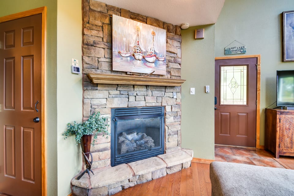 Hot Tub & Fire Pit! Lake-View Home in Blue Eye House in Oliver Township