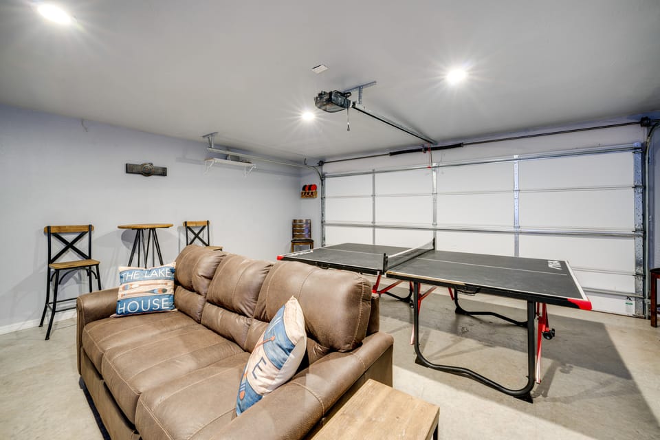 Walk to Lake Texoma! Modern Retreat w/ Game Room House in Lake Texoma