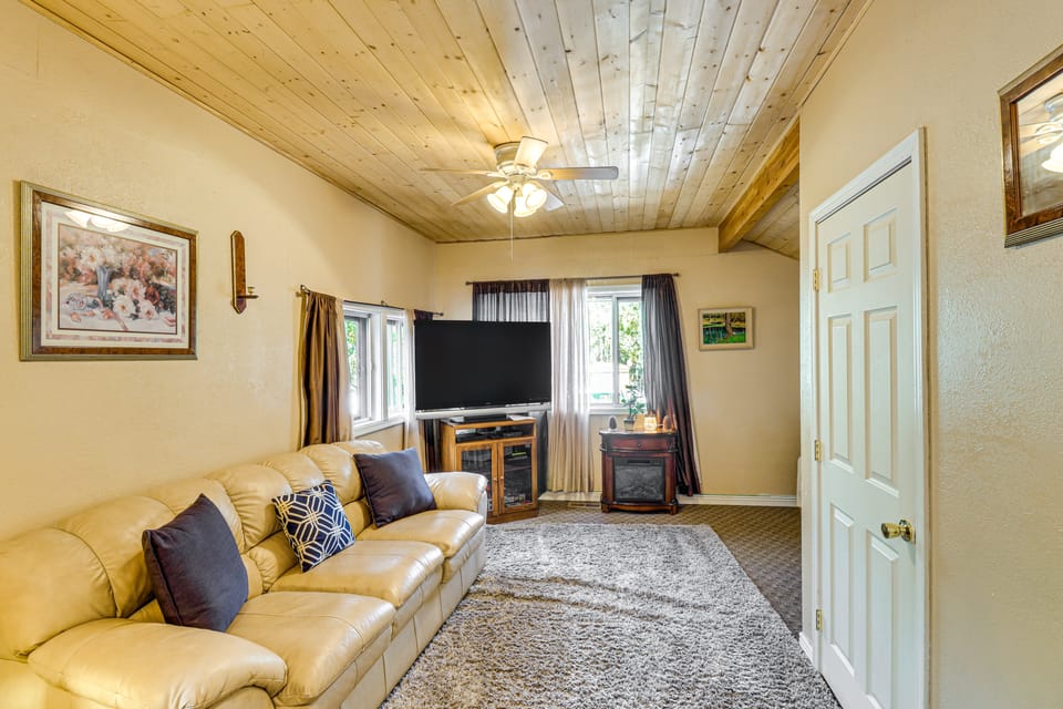 4 Mi to Rainbow Lake! Cozy Forest-View Gem w/ Deck House in Pinetop-Lakeside