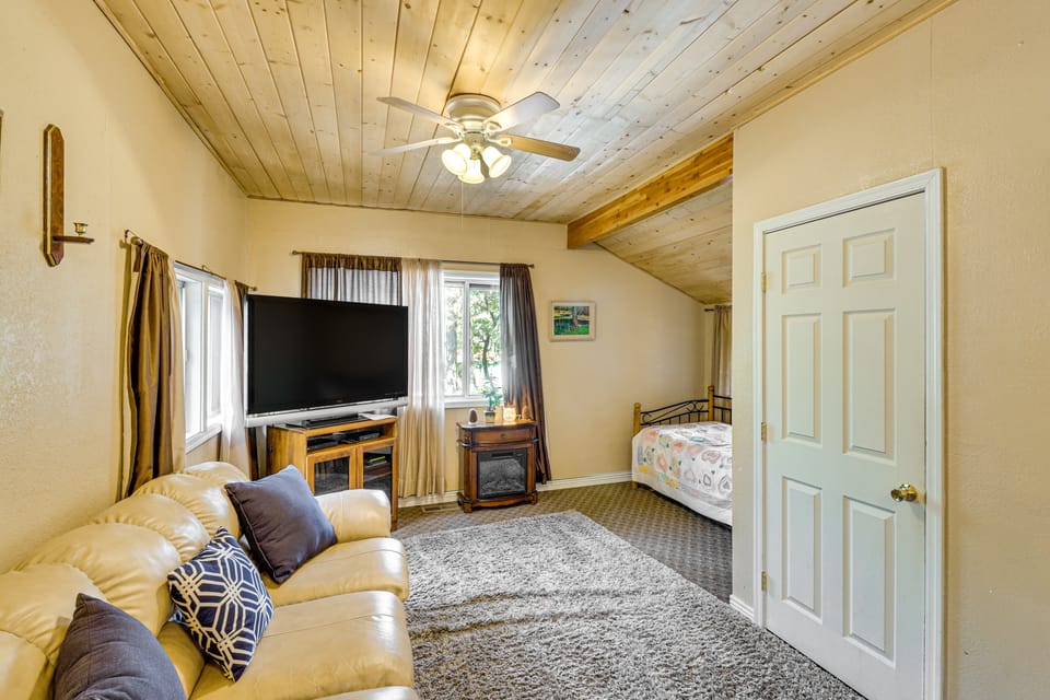 4 Mi to Rainbow Lake! Cozy Forest-View Gem w/ Deck House in Pinetop-Lakeside