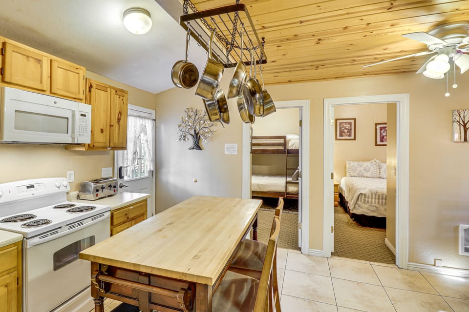 4 Mi to Rainbow Lake! Cozy Forest-View Gem w/ Deck House in Pinetop-Lakeside