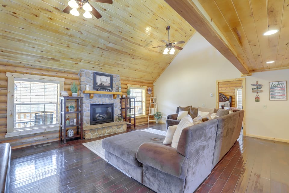 Large Sterling Cabin < 1 Mi to Palisade State Park House in Utah
