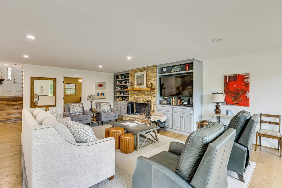 'Arcade Cove' - Renovated Lake Martin Home w/ Dock House in Lake Martin