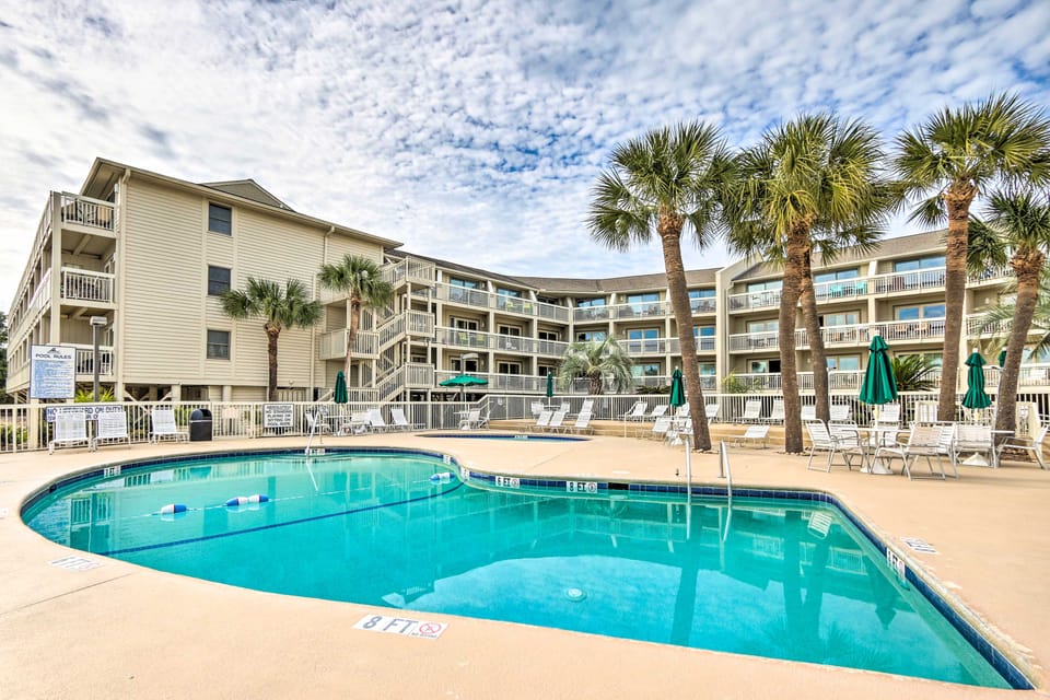Beachfront Condo w/ Pool Access in Hilton Head! Apartment in Coligny Beach