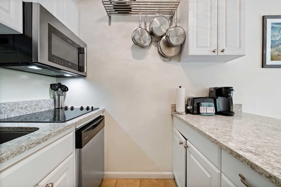 Walk to Bars & Shops: Resort Condo in Hilton Head! Apartment in Coligny Beach