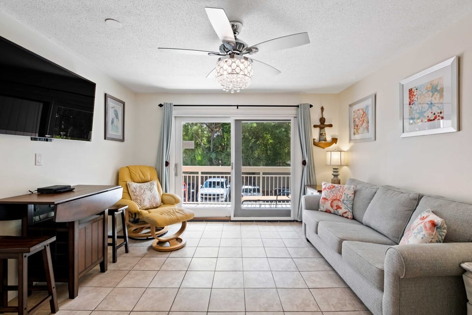 Walk to Bars & Shops: Resort Condo in Hilton Head! Apartment in Coligny Beach