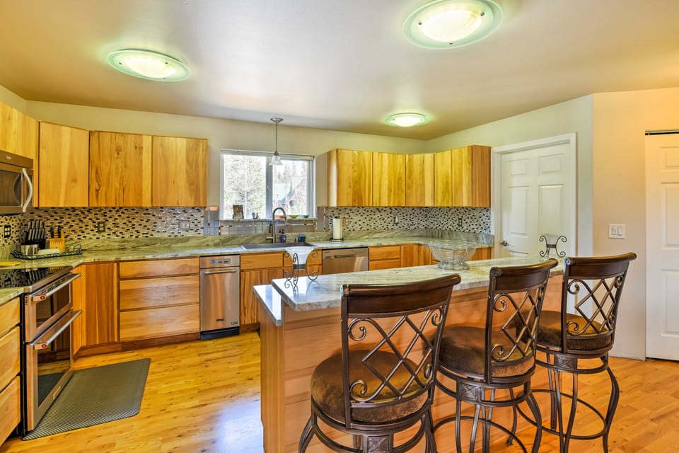 Hillside Anchorage Home by Hiking & Biking Trails! Apartment in Abbott Loop
