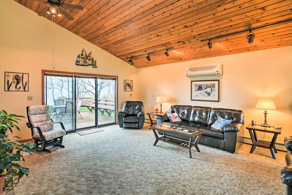 Brocton Escape: Skiing, Snowtubing, Hiking! House in Lake Erie