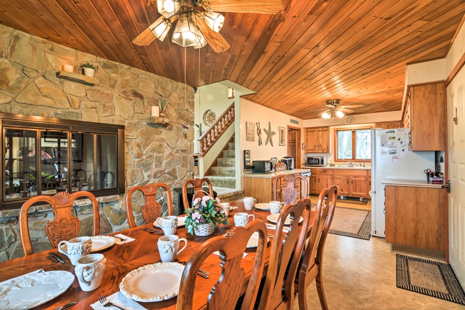 Brocton Escape: Skiing, Snowtubing, Hiking! House in Lake Erie