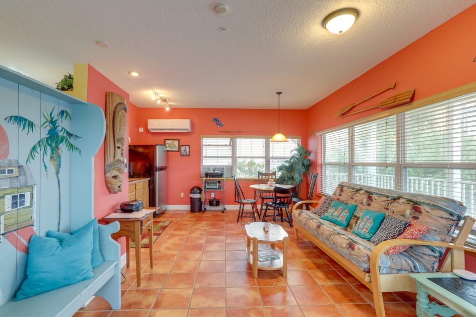 Walk to Indian Rocks Beach - Vibrant Condo Apartment in Indian Rocks Beach