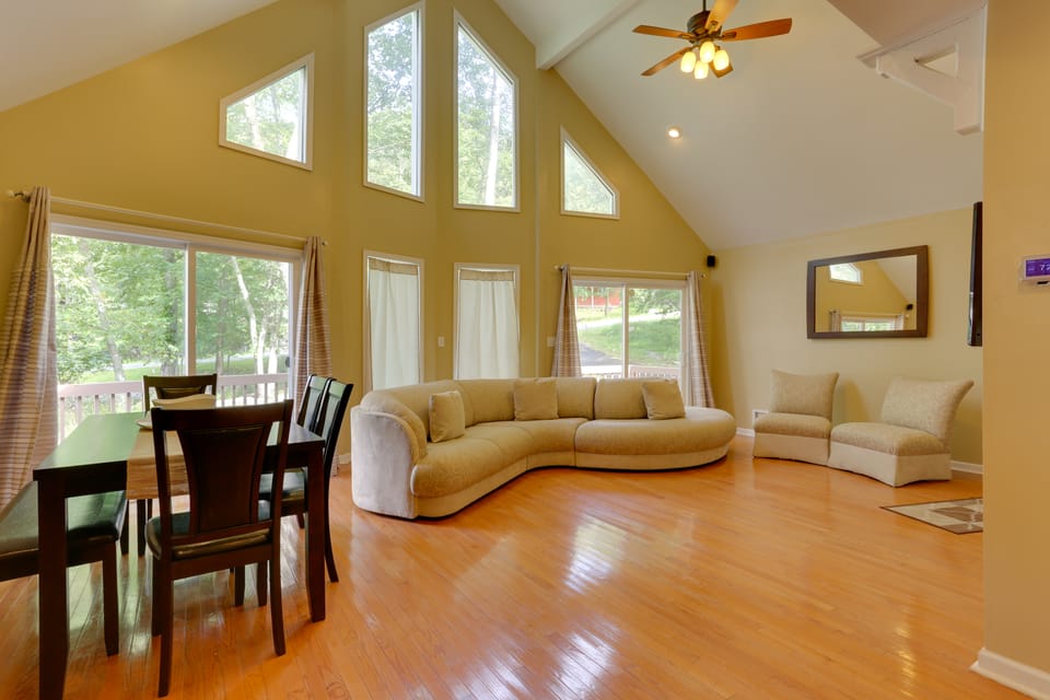 Pools, Hot Tub & More: Bushkill Mountain Getaway! House in Middle Smithfield