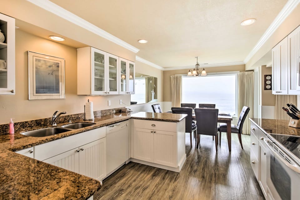 Beachfront Condo w/ Patio & Views - Walk to Shore! Apartment in Lincoln Beach