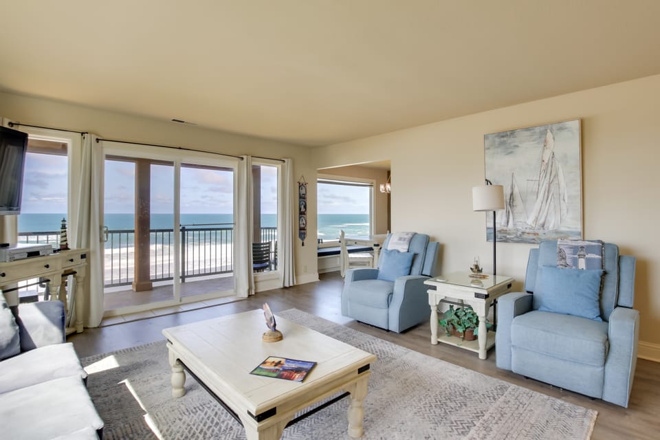 Oceanfront Oregon Retreat - Pool, Sauna & Patio! Apartment in Lincoln Beach