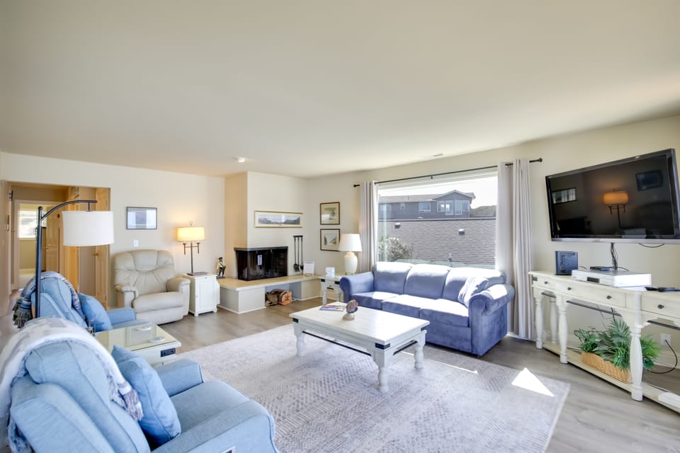 Oceanfront Oregon Retreat - Pool, Sauna & Patio! Apartment in Lincoln Beach