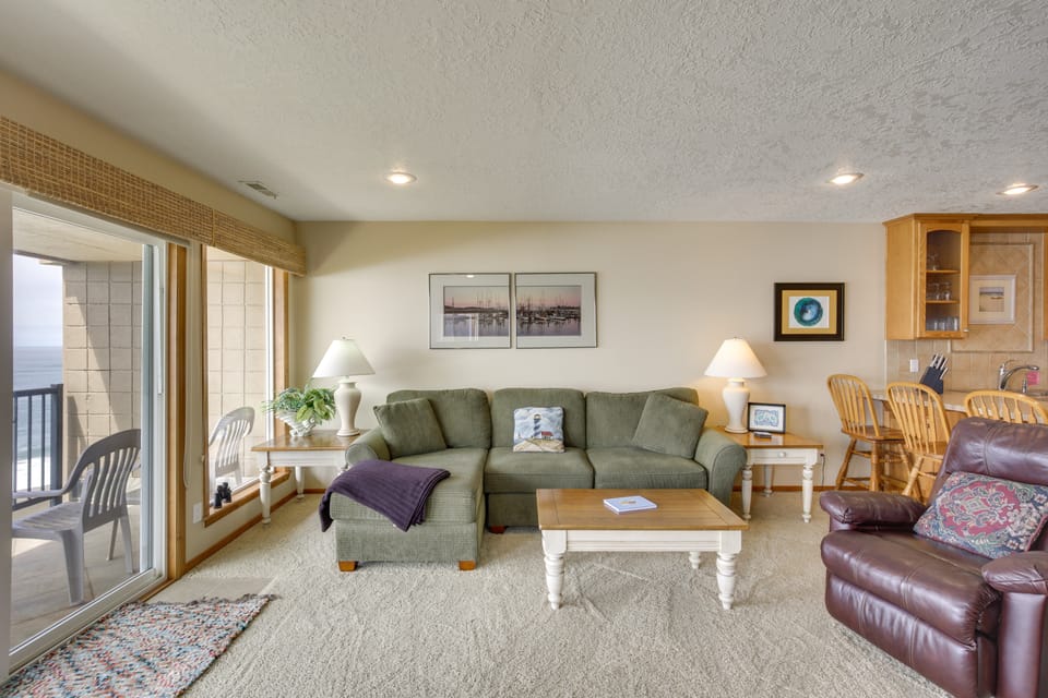 Lincoln Beach Condo w/ Balcony + Ocean Views! Apartment in Lincoln Beach