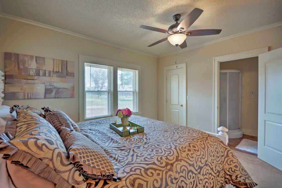 Inviting Lubbock Home > 1 Mi to Downtown House in Lubbock