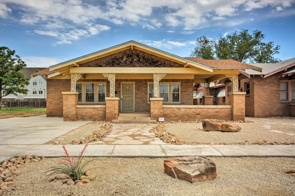 Inviting Lubbock Home > 1 Mi to Downtown House in Lubbock
