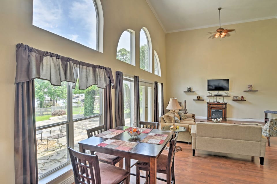 Cozy Lakefront Benton Home ~ 20 Mi to Shreveport! House in Louisiana