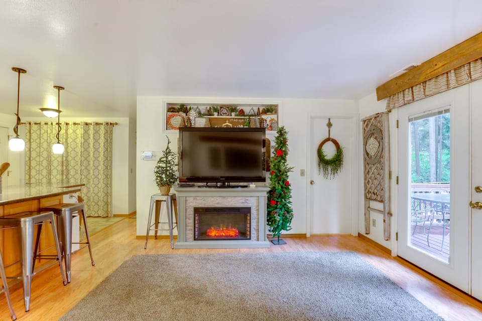 Hot Tub + Fireplace: Peaceful Anderson Island Home House in Anderson Island