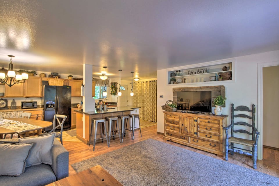 Hot Tub + Fireplace: Peaceful Anderson Island Home House in Anderson Island