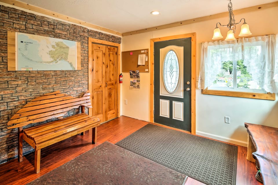 Lodge 88: Lakefront, Dock, Boats & Wildlife House in Alaska