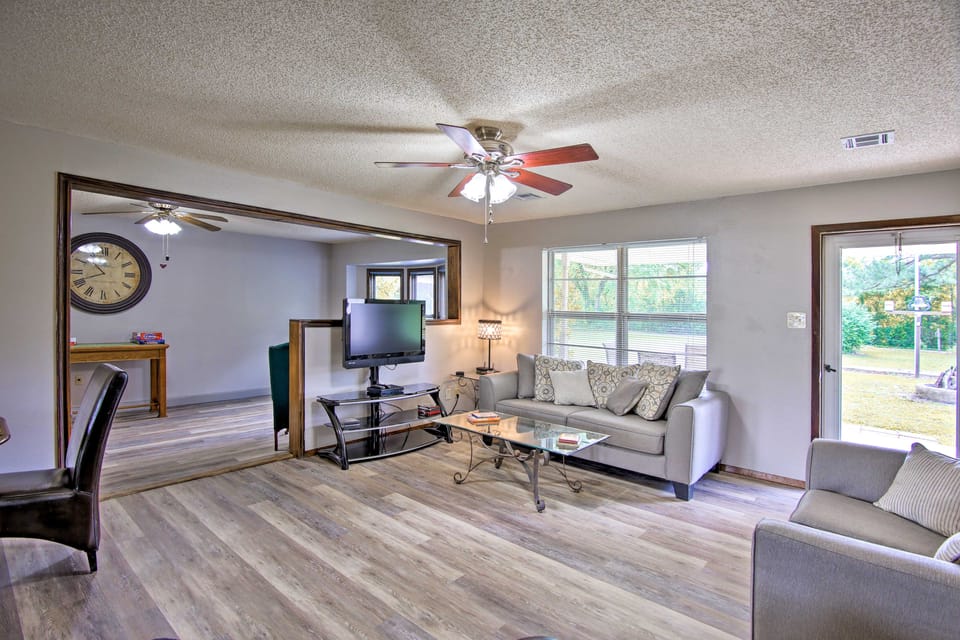 Quiet Clayton Home w/ Mountain Views 4 Mi to Lake! House in Oklahoma