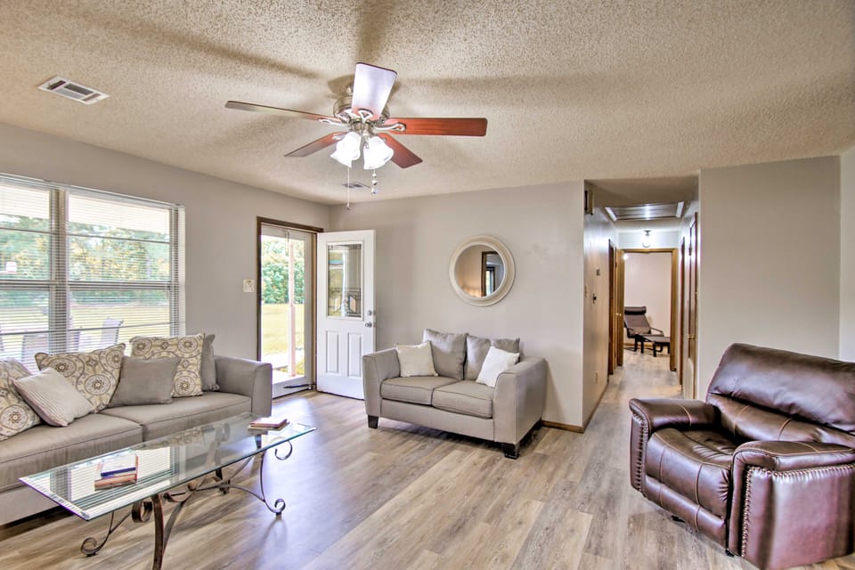 Quiet Clayton Home w/ Mountain Views 4 Mi to Lake! House in Oklahoma