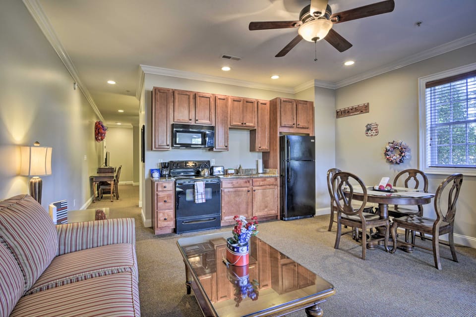 Resort-Style Condo/Suite on Golf Course w/ Pool! Apartment in North Carolina