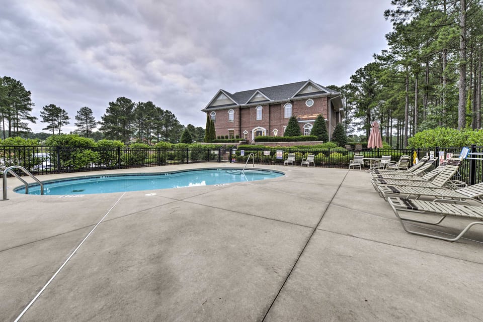 Resort-Style Condo/Suite on Golf Course w/ Pool! Apartment in North Carolina