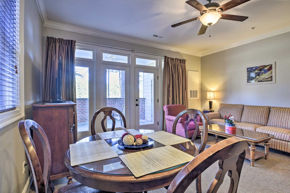 Resort-Style Condo/Suite on Golf Course w/ Pool! Apartment in North Carolina