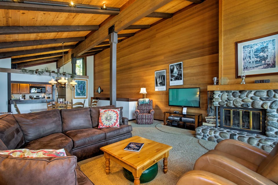 11 Mi to Palisades Tahoe: Lakefront Home w/ View! Apartment in Dollar Point