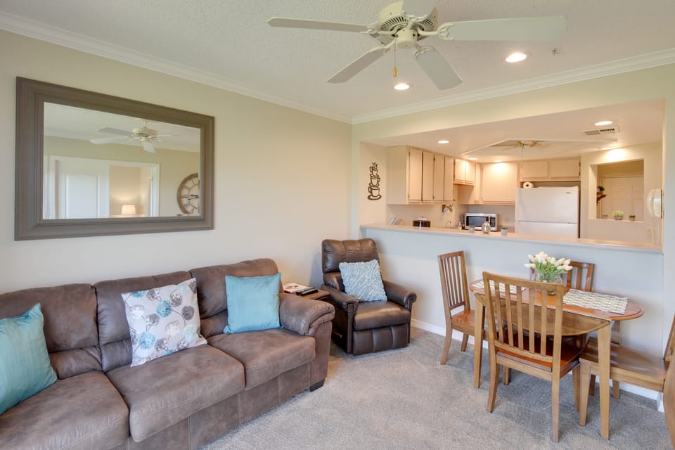 Lake Havasu Getaway w/ Golf Course & Lake Views! Apartment in Lake Havasu City