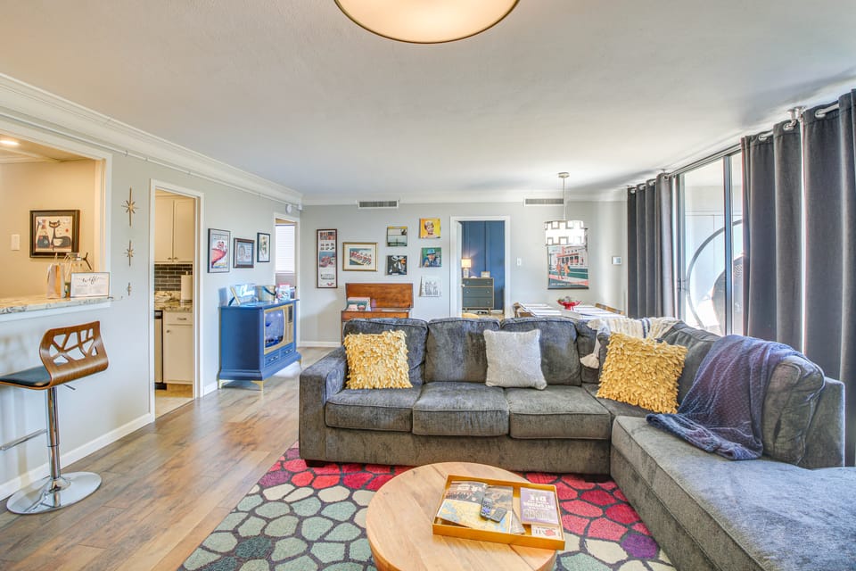 Mid-Century Modern Condo on Lake Hamilton! Apartment in Rockwell