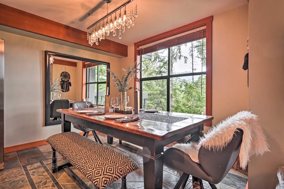 Mtn-View Hot Tub: Ski-In/Ski-Out Whistler Chalet Apartment in Whistler
