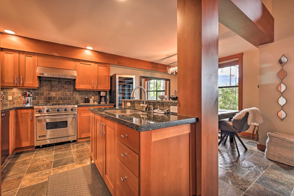 Mtn-View Hot Tub: Ski-In/Ski-Out Whistler Chalet Apartment in Whistler
