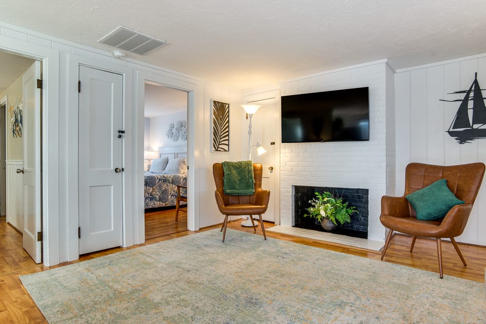 Walk to Craigville Beach: Cape Cod Gem w/ Patio Cottage in Barnstable