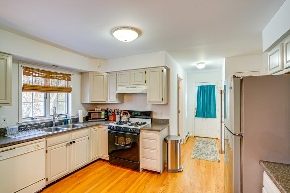 Walk to Dining: Downtown Lenox Guest House! House in Lenox