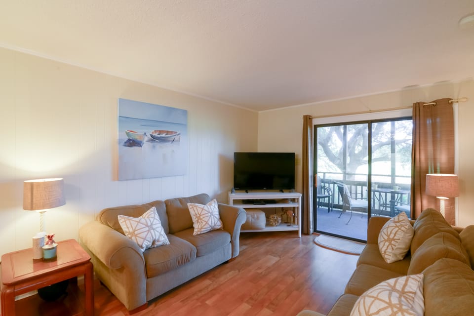 2 Mi to Apache Pier: Gem w/ Pool Access Apartment in South Carolina