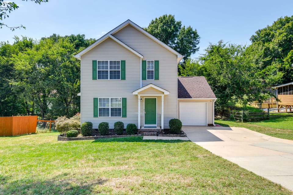 Near UNCC! Charlotte Family Retreat w/ Deck House in Charlotte