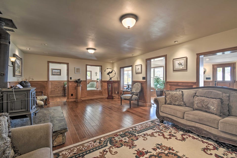Historic Mariposa Stagecoach Stop w/ Gas Fire Pit! House in Sierra Nevada