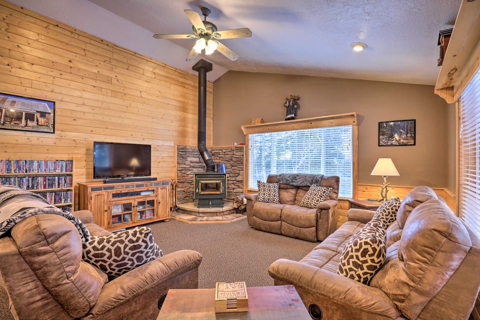 Bright & Cozy Duck Creek Cabin w/ Grill & Fire Pit House in Utah
