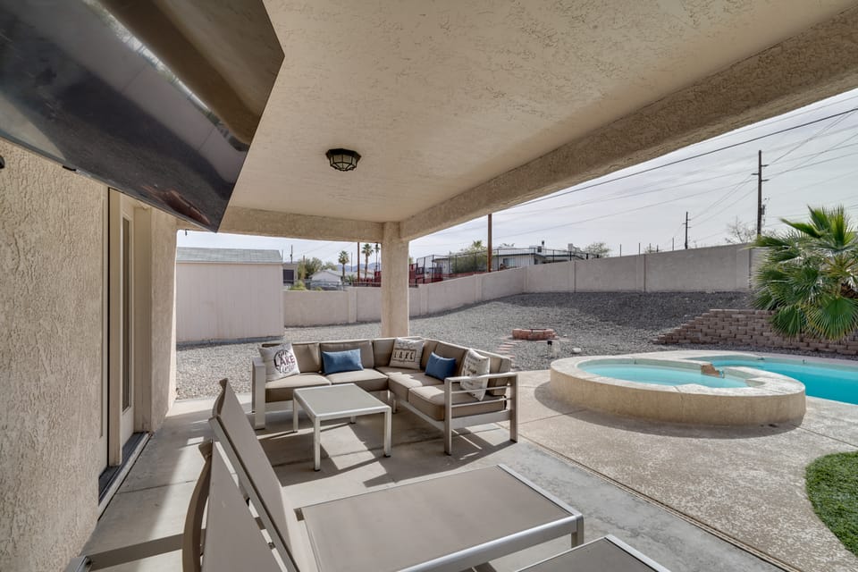 Lake Havasu Home w/ Fire Pit & Grill, 3 Mi to Lake House in Lake Havasu City