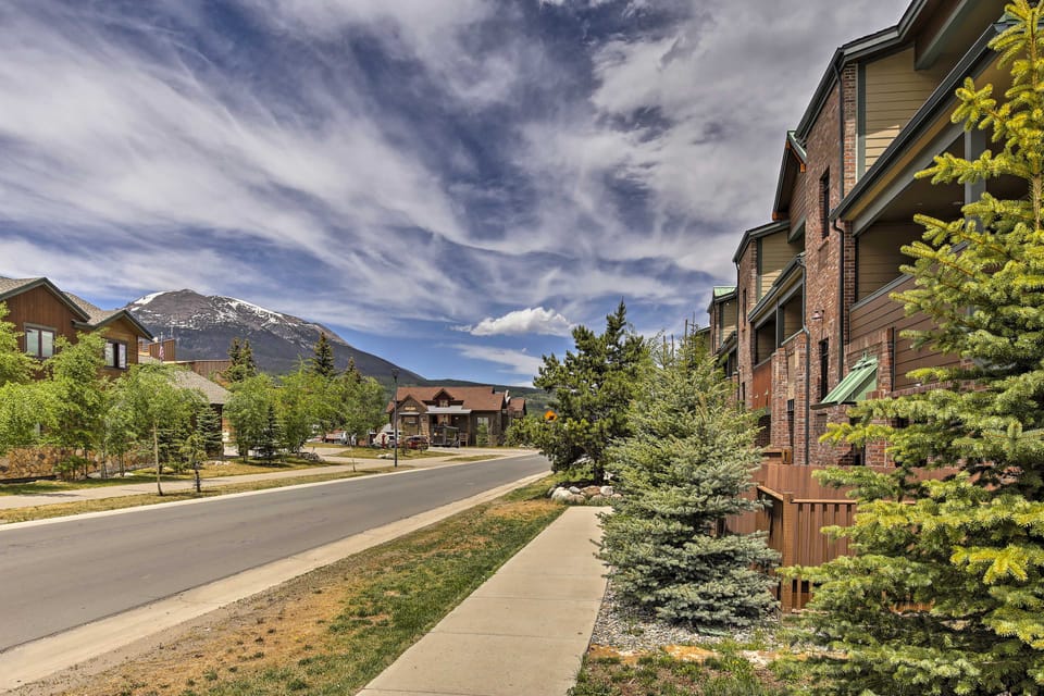 Elegant Frisco Condo w/ Private Hot Tub & Views! Apartment in Frisco
