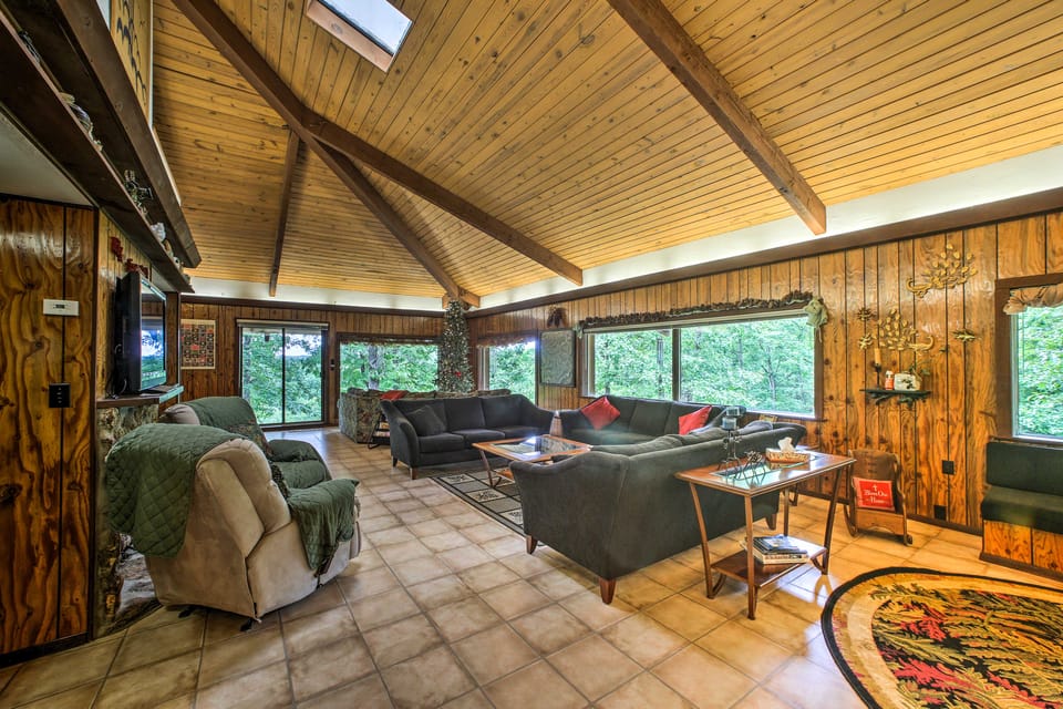 'Pine Lodge Cabin' on 450 Acres in Ozark Mountains House in Buffalo River