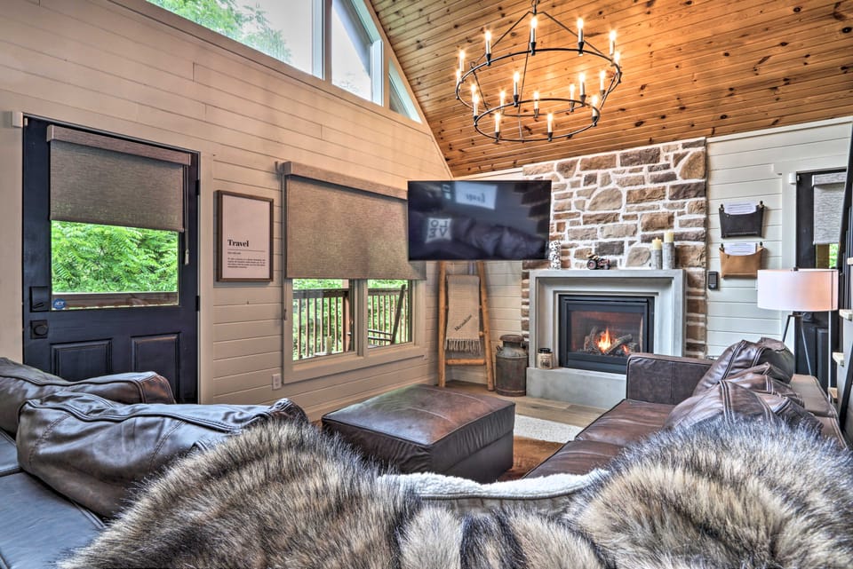 'The Moonshine' Cabin: Hot Tub, 3 Mi to Dollywood House in Sevier County