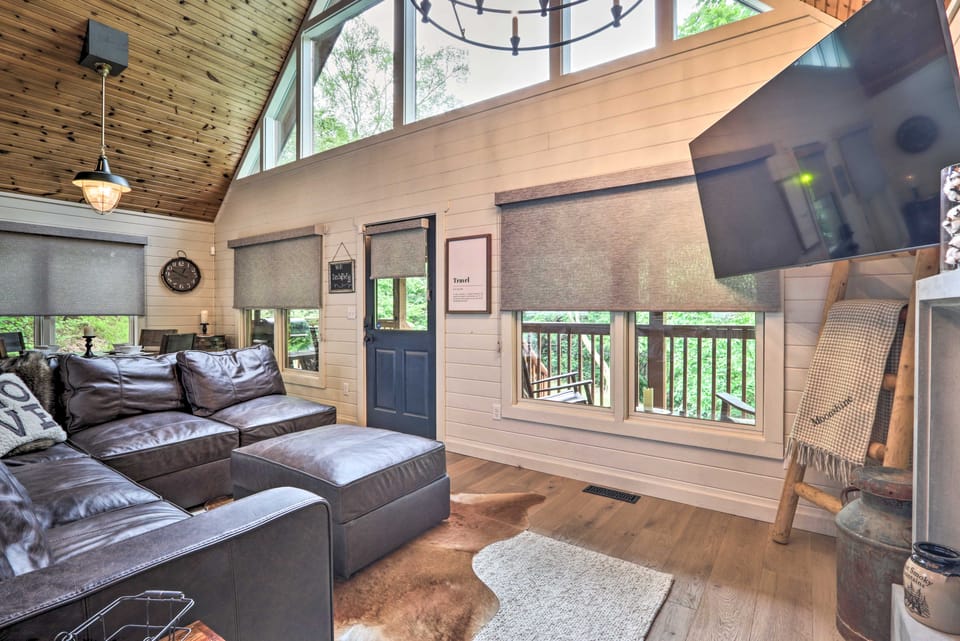 'The Moonshine' Cabin: Hot Tub, 3 Mi to Dollywood House in Sevier County