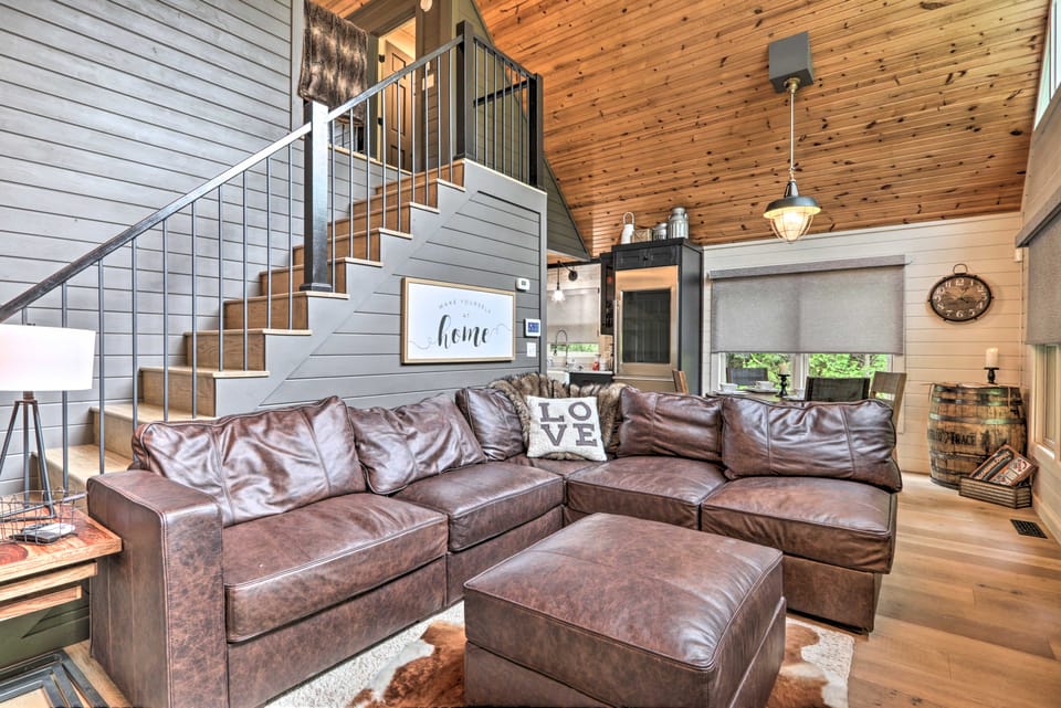 'The Moonshine' Cabin: Hot Tub, 3 Mi to Dollywood House in Sevier County