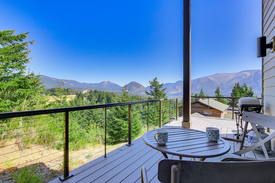 'Gorge Retreat' - Modern Carson Home w/ Mtn Views! House in Washington