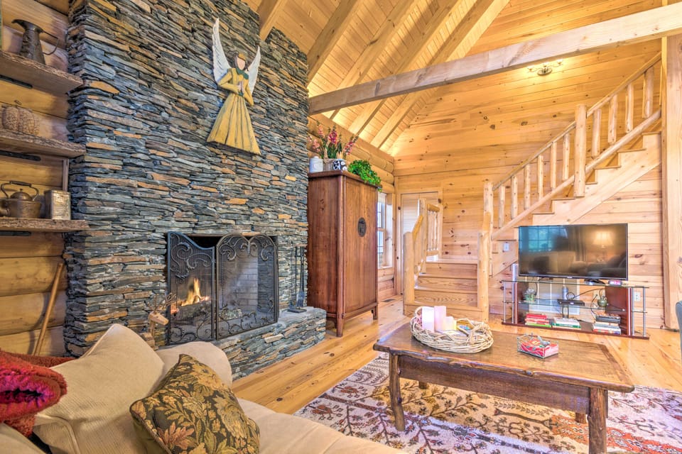 Family Friendly! Linville Cabin w/ Wraparound Deck House in Tennessee