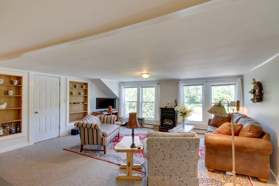 Manchester Center Retreat w/ Mtn View, Near Skiing Apartment in Barnumville